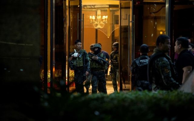 Les policiers des Philippines sortent du Resorts World Hotel à Manille le 2 juin 2017 suite à un attentat (Crédit :  AFP PHOTO / NOEL CELIS)