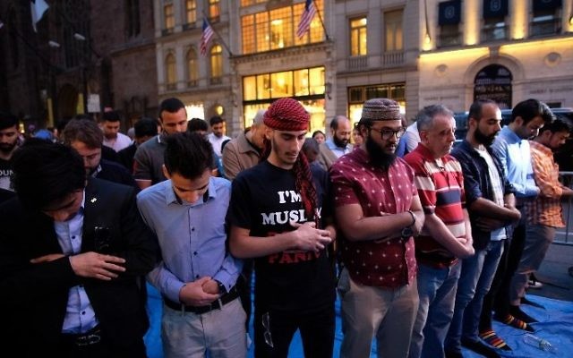 Des musulmans prient sur la Cinquième avenue de New York après l'Iftar, repas de rupture du jeûne du Ramadan, pendant une manifestation contre Donald Trump, le 1er juin 2017. (Crédit : Jewel Samad/AFP) Des musulmans prient sur la Cinquième avenue de New York après l'Iftar, repas de rupture du jeûne du Ramadan, pendant une manifestation contre Donald Trump, le 1er juin 2017. (Crédit : Jewel Samad/AFP)