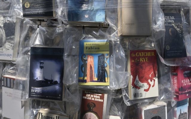 Des livres sur une colonne du "Parthénon des Livres" de l'artiste argentine Marta Minujin, à Cassel, en Allemagne, le 2 juin 2017. (Crédit : John MacDougall/AFP)