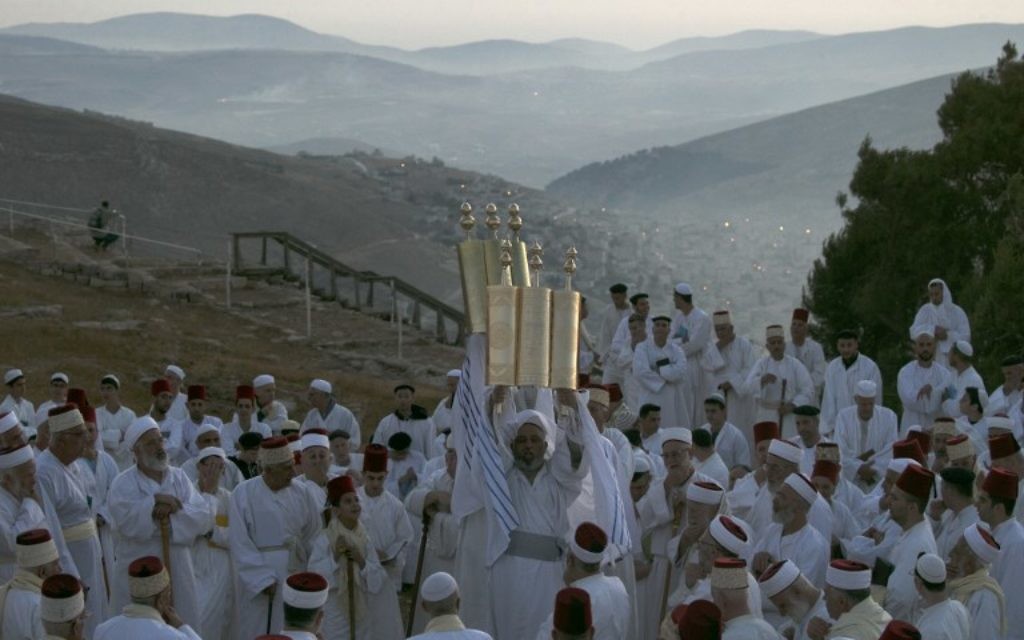 Fidèles samaritains au sommet du mont Garizim, près de Naplouse, en Cisjordanie, pour célébrer Shavouot, le 4 juin 2017. (Crédit : Jaafar Ashtiyeh/AFP) Fidèles samaritains au sommet du mont Garizim, près de Naplouse, en Cisjordanie, pour célébrer Shavouot, le 4 juin 2017. (Crédit : Jaafar Ashtiyeh/AFP)