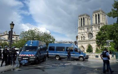 Les environs de Notre-Dame de Paris bouclés par la police française après une attaque terroriste, le 6 juin 2017. (Crédit : Bertrand Guay/AFP)