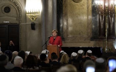La chancelière allemande Angela Merkel lors d'une visite à la synagogue Templo Libertad à Buenos Aires, Argentine, le 8 juin 2017 (Crédit : Juan Mabromata / AFP)