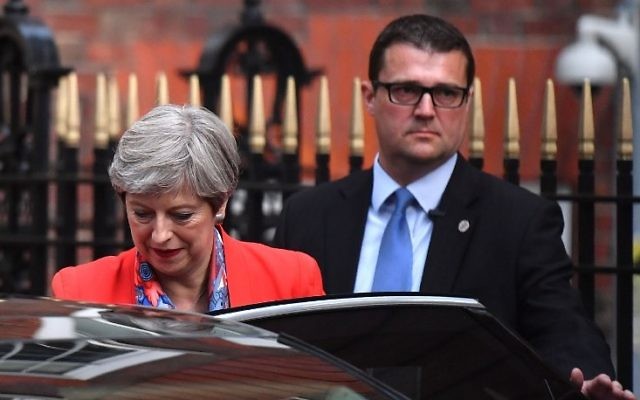 Theresa May, Première ministre britannique, devant le siège du parti conservateur à Londres, quelques heures après la fermeture des bureaux de vote, le 9 juin 2017. (Crédit : Ben Stansall/AFP) Theresa May, Première ministre britannique, devant le siège du parti conservateur à Londres, quelques heures après la fermeture des bureaux de vote, le 9 juin 2017. (Crédit : Ben Stansall/AFP)