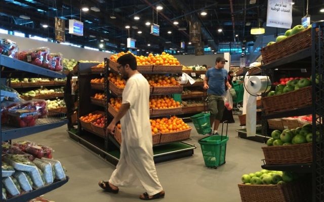 Des clients au marché al-Meera de Doha, la capitale du Qatar, le 10 juin 2017. (Crédit : AFP/STRINGER) Des clients au marché al-Meera de Doha, la capitale du Qatar, le 10 juin 2017. (Crédit : AFP/STRINGER)
