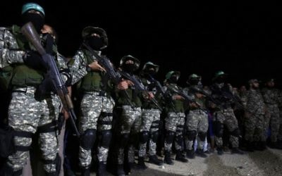 Les Brigades Ezzedine al-Qassam, branche armée du mouvement terroriste du Hamas, pendant un service commémoratif pour un commandant tué lors d'une explosion accidentelle dans le sud de la bande de Gaza, le 10 juin 2017. (Crédit : Said Khatib/AFP)