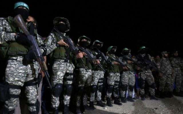 Les Brigades Ezzedine al-Qassam, branche armée du mouvement terroriste du Hamas, pendant un service commémoratif pour un commandant tué lors d'une explosion accidentelle dans le sud de la bande de Gaza, le 10 juin 2017. (Crédit : Said Khatib/AFP)