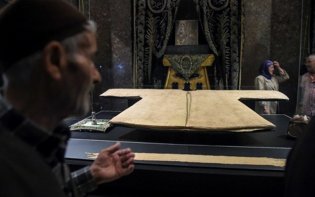 Le "saint manteau" du prophète musulman Mahomet, exposé à Istanbul pendant le Ramadan, le 2 juin 2017. (Crédit : Ozan Kose/AFP)