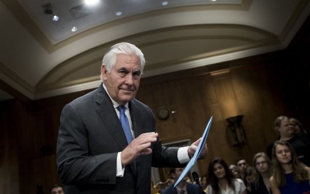 Le secrétaire d'Etat américain Rex Tillerson devant la commission des Affaires étrangères du Sénat, à Washington, D.C., le 13 juin 2017. (Crédit : Brendan Smialowski/AFP) Le secrétaire d'Etat américain Rex Tillerson devant la commission des Affaires étrangères du Sénat, à Washington, D.C., le 13 juin 2017. (Crédit : Brendan Smialowski/AFP)