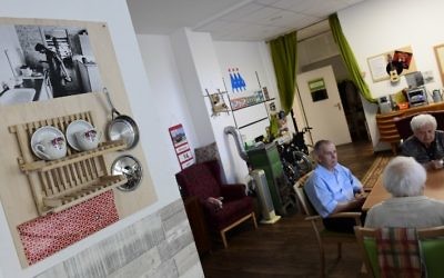 Des résidents d'une maison de retraite dans un salon des années 1960 reconstitué à Dresde, le 14 juin 2017. (Crédit : Tobias Schwarz/AFP)