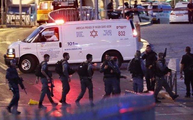 Les forces israéliennes et une ambulance sur les lieux d'un attentat commis aux abords de la Porte de Damas dans la Vieille ville de Jérusalem, le 16 juin 2017  (Crédit : AFP/Thomas Coex)