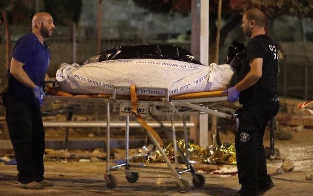 La police scientifique évacue les corps des terroristes palestiniens de la Vieille Ville de Jérusalem, le 16 juin 2017. (Crédit : Ahmad Gharabli/AFP)