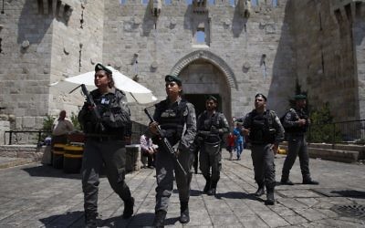 Garde-frontières israéliens devant la porte de Damas, dans la Vieille Ville de Jérusalem, le 18 juin 2017. (Crédit : Ahmad Gharabli/AFP)