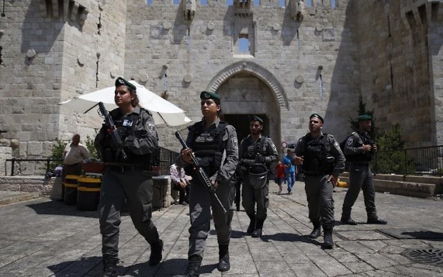 Garde-frontières israéliens devant la porte de Damas, dans la Vieille Ville de Jérusalem, le 18 juin 2017. (Crédit : Ahmad Gharabli/AFP)