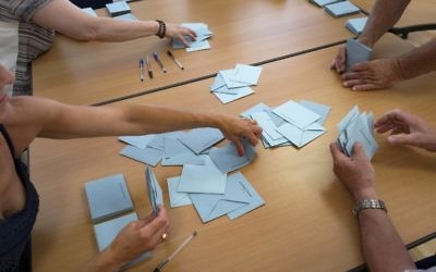 Illustration : Dépouillement des bulletins de vote du second tour des élections législatives françaises, à Gardouch, le 18 juin 2017. (Crédit : Eric Cabanis/AFP)