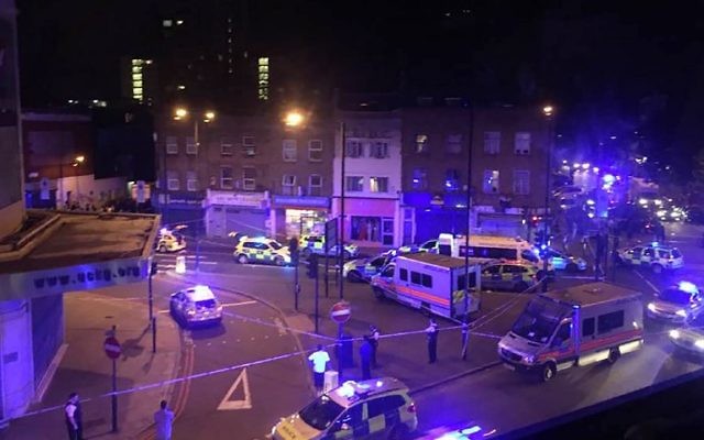 La police et les secours sur les lieux d'une attaque terroriste à Finsbury Park, à Londres, le 19 juin 2017. (Crédit : Chloe Jihyeon Lee/AFP) La police et les secours sur les lieux d'une attaque terroriste à Finsbury Park, à Londres, le 19 juin 2017. (Crédit : Chloe Jihyeon Lee/AFP)