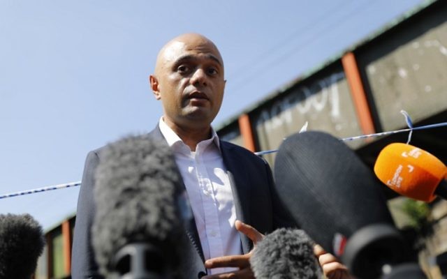 Sajid Javid en conférence de presse près de Finsbury Park, où il a visité la scène d'une attaque véhiculaire, à Londres, le 19 juin 2017. (Crédit : Tolga Akmen/AFP) Sajid Javid en conférence de presse près de Finsbury Park, où il a visité la scène d'une attaque véhiculaire, à Londres, le 19 juin 2017. (Crédit : Tolga Akmen/AFP)