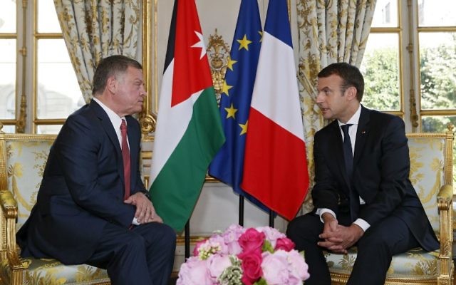 Le roi de Jordanie Abdallah II, à gauche, et le président français Emmanuel Macron au Palais de l'Elysée , à Paris, le 19 juin 2017. (Crédit : Gonzalo Fuentes/Pool/AFP) Le roi de Jordanie Abdallah II, à gauche, et le président français Emmanuel Macron au Palais de l'Elysée , à Paris, le 19 juin 2017. (Crédit : Gonzalo Fuentes/Pool/AFP)