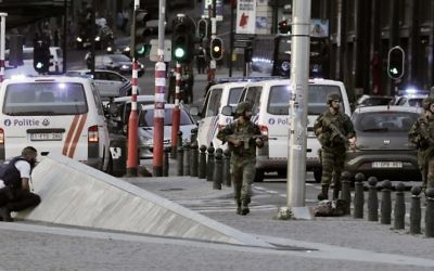 Policiers et soldats devant la Gare centrale de Bruxelles, après une tentative d'attentat, le 20 juin 2017. (Crédit : Thierry Roge/AFP)