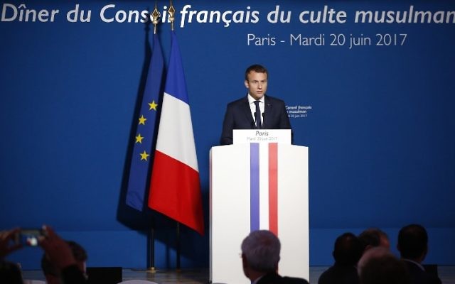 Le président français Emmanuel Macron pendant le dîner du Conseil français du culte musulman, à Paris, le 20 juin 2017. (Crédit : AFP)