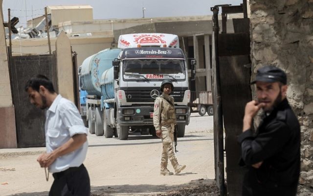 Des camions égyptiens apportent du carburant dans la bande de Gaza par le terminal de Rafah, le 21 juin 2017. (Crédit : Saïd Khatib/AFP)