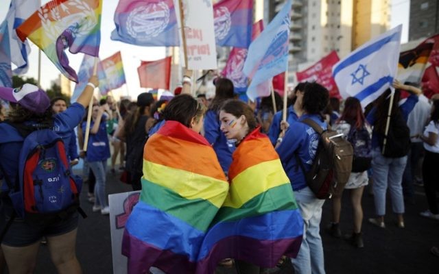 La toute première Gay Pride de Beer Sheva, dans le sud d'Israël, le 22 juin 2017. (Crédit : Menahem Kahana/AFP) La toute première Gay Pride de Beer Sheva, dans le sud d'Israël, le 22 juin 2017. (Crédit : Menahem Kahana/AFP)
