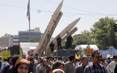 Des missiles Zolfaghar, à droite, exposés pendant la Journée d'Al-Qods à Téhéran, le 23 juin 2017. (Crédit : Stringer/AFP)