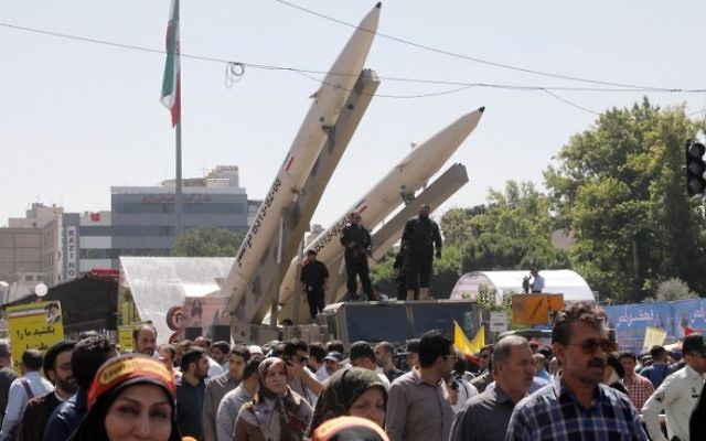 Des missiles Zolfaghar, à droite, exposés pendant la Journée d'Al-Qods à Téhéran, le 23 juin 2017. (Crédit : Stringer/AFP)