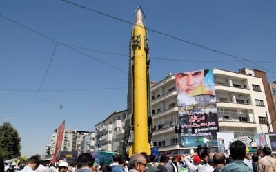 Un missile longue portée Shahab-3 exposé pendant la Journée d'Al-Qods à Téhéran, le 23 juin 2017. (Crédit : Stringer/AFP)