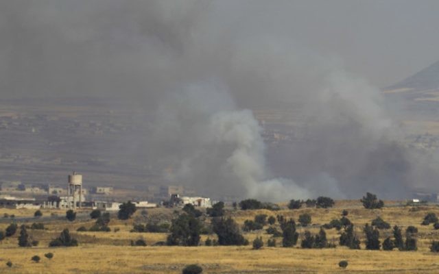 Le plateau du Golan syrien enfumé après des frappes pendant la guerre civile qui déchire le pays, vu du côté israélien de la frontière, le 24 juin 2017. (Crédit : Jalaa Marey/AFP)