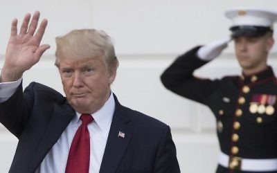 Le président américain Donald Trump devant la Maison Blanche, le 26 juin 2017. (Crédit : Saul Loeb/AFP)
