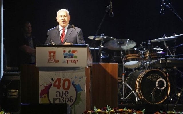 Le Premier ministre Benjamin Netanyahu à Katzrin, sur le plateau du Golan, pour le 40ème anniversaire de sa fondation, le 28 juin 2017. (Crédit : Jalaa Marey/AFP) Le Premier ministre Benjamin Netanyahu à Katzrin, sur le plateau du Golan, pour le 40ème anniversaire de sa fondation, le 28 juin 2017. (Crédit : Jalaa Marey/AFP)