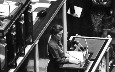 Simone Veil, ministre de la Santé, défend le projet de loi autorisant l'avortement à l'Assemblée nationale française, le 26 novembre 1974. (Crédit : AFP)