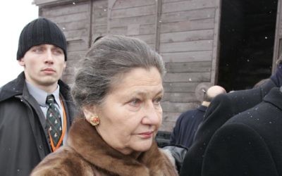 Simone Veil au camp d'extermination nazi d'Auschwitz-Birkenau, le 27 janvier 2005. (Crédit : Patrick Kovarik/AFP)