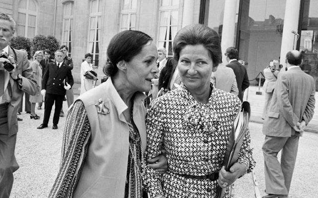 Simone Veil, ministre de la Santé, à droite, et Alice Saunier-Seite, secrétaire d'Etat aux Universités, devant l'Elysée, à Paris, le 10 août 1977. (Crédit : AFP) Simone Veil, ministre de la Santé, à droite, et Alice Saunier-Seite, secrétaire d'Etat aux Universités, devant l'Elysée, à Paris, le 10 août 1977. (Crédit : AFP)
