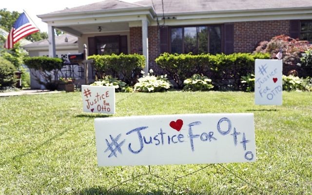 Une maison de la ville de Wyoming, dans l'Ohio, où ont été installés des anneaux en hommage à Otto Warmbier avant ses funérailles, le 21 juin 2017. (Crédit : Bill Pugliano/Getty Images/AFP)
