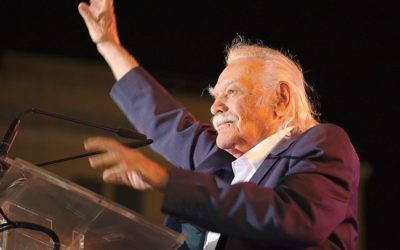Manolis Glezos,héros grec de la résistance contre les nazis, en septembre 2015. (Crédit : DTRocks/CC BY-SA 4.0/WikiCommons)