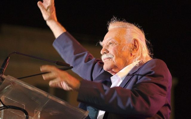 Manolis Glezos,héros grec de la résistance contre les nazis, en septembre 2015. (Crédit : DTRocks/CC BY-SA 4.0/WikiCommons) Manolis Glezos,héros grec de la résistance contre les nazis, en septembre 2015. (Crédit : DTRocks/CC BY-SA 4.0/WikiCommons)