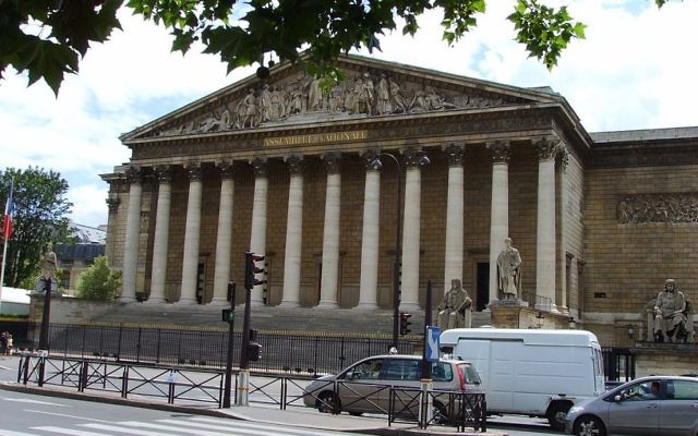 Le palais Bourbon, siège de l'Assemblée nationale française. (Crédit : Luctor/Domaine public/WikiCommons) Le palais Bourbon, siège de l'Assemblée nationale française. (Crédit : Luctor/Domaine public/WikiCommons)