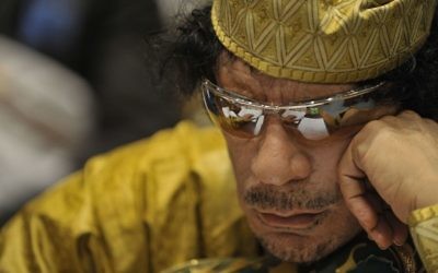 Mouammar Kadhafi, l'ancien dictateur libyen, au 12e sommet de l'Union africaine, en février 2009. (Crédit : U.S. Navy photo by Mass Communication Specialist 2nd Class Jesse B. Awalt/Domaine public/WikiCommons)