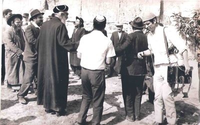 Le photoreporter Jacques Héripret, à droite, devant le mur Occidental avec ses appareils photo, le 6 juin 1967. (Crédit : Collection Jacques Héripret)