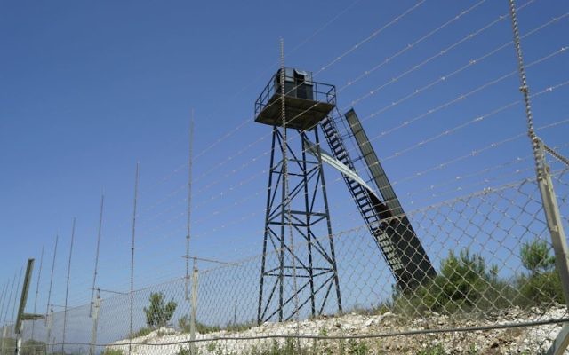 Un poste d'observation du Hezbollah sur la frontière israélo-libanaise, selon l'armée israélienne, dans une photographie diffusée le 22 juin 2017. (Crédit : unité des porte-paroles de l'armée israélienne) Un poste d'observation du Hezbollah sur la frontière israélo-libanaise, selon l'armée israélienne, dans une photographie diffusée le 22 juin 2017. (Crédit : unité des porte-paroles de l'armée israélienne)