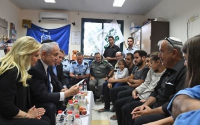 Le Premier ministre Benjamin Netanyahu et son épouse Sara au domicile de la famille de la garde-frontière assassinée Hadas Malka, le 18 juin 2017. (Crédit : Koby Gideon/GPO)