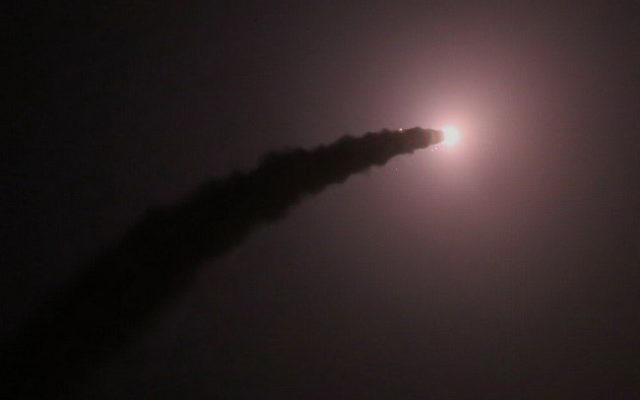 Un missile balistique iranien tiré contre des cibles de l'Etat islamique en Syrie, le 18 juin 2017. (Crédit : Corps des gardiens de la révolution islamique)