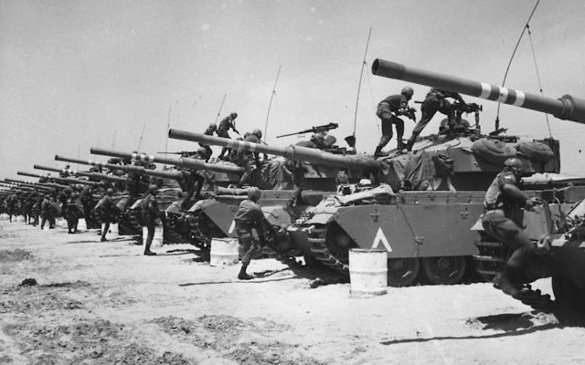 Juin1967: Les tanks blindés israéliens se préparent à une attaque durant la Guerre des Six jours. (Crédit : Three Lions/Getty Images) Juin1967: Les tanks blindés israéliens se préparent à une attaque durant la Guerre des Six jours. (Crédit : Three Lions/Getty Images)