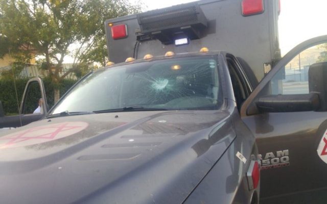 Une ambulance de l'armée endommagée par des habitants de l'implantation de  Yitzhar, le 17 juin 2017. (Crédit : unité des porte-paroles de l'armée israélienne)