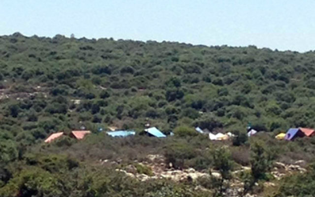 Le campement temporaire installé dans le nord de la Cisjordanie pour le tournage du film pour enfants "Yuval, héros dans les nuages" avec l'animateur Yuval Shemtov, dans une photo tweetée par le groupe terroriste du Hamas le 7 juin 2017. (Crédit : capture d'écran Twitter)