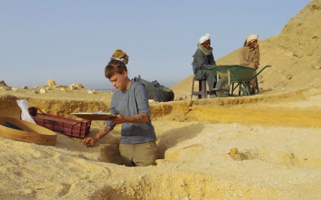 Photo d'illustration : un archéologue fouillant des tombes au cimetière des Tombes du nord du site d'Amarna, en Egypte (Crédit : Mary Shepperson / Courtoisie du projet Amarna)