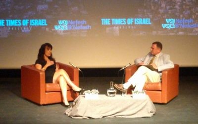 Nitsana Darshan-Leitner s'entretient avec  Mathew Kalman le dimanche 4 juin au  Hirsch Theater de Jérusalem lors du plus récent rendez-vous de la série 'The Times of Israel Presents'. (Crédit : Yaakov Schwartz/Times of Israel)