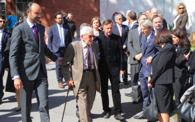 Le Premier ministre français Edouard Philippe (g) et Henri Zajdenwergier, dernier survivant du convoi 73, participent à une cérémonie en souvenir des déportés du convoi 73 du 15 mai 1944 devant la stèle commémorative sur le site de l'ancienne prison de Patarei en Tallinn, le 29 juin 2017. (Crédit : AFP/Petras Malukas) Le Premier ministre français Edouard Philippe (g) et Henri Zajdenwergier, dernier survivant du convoi 73, participent à une cérémonie en souvenir des déportés du convoi 73 du 15 mai 1944 devant la stèle commémorative sur le site de l'ancienne prison de Patarei en Tallinn, le 29 juin 2017. (Crédit : AFP/Petras Malukas)