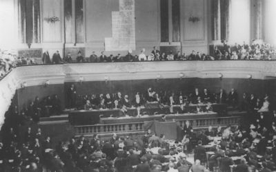 Theodor Herzl s'adresse aux participants du premier ou second Congrès sioniste, à Bâle, en 1897/8. (Crédit : GPO)